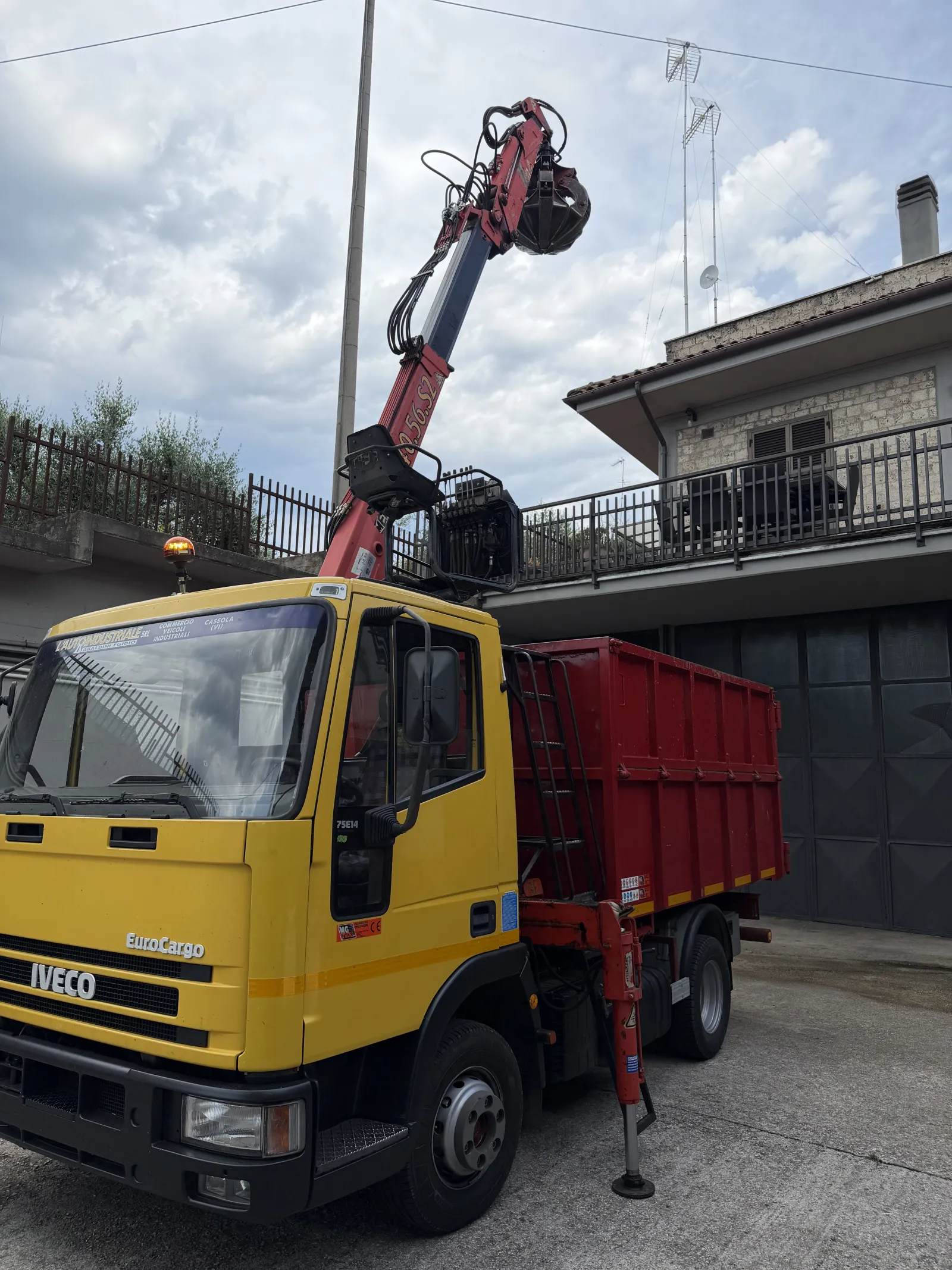 Camion con gru per potature e abbattimenti