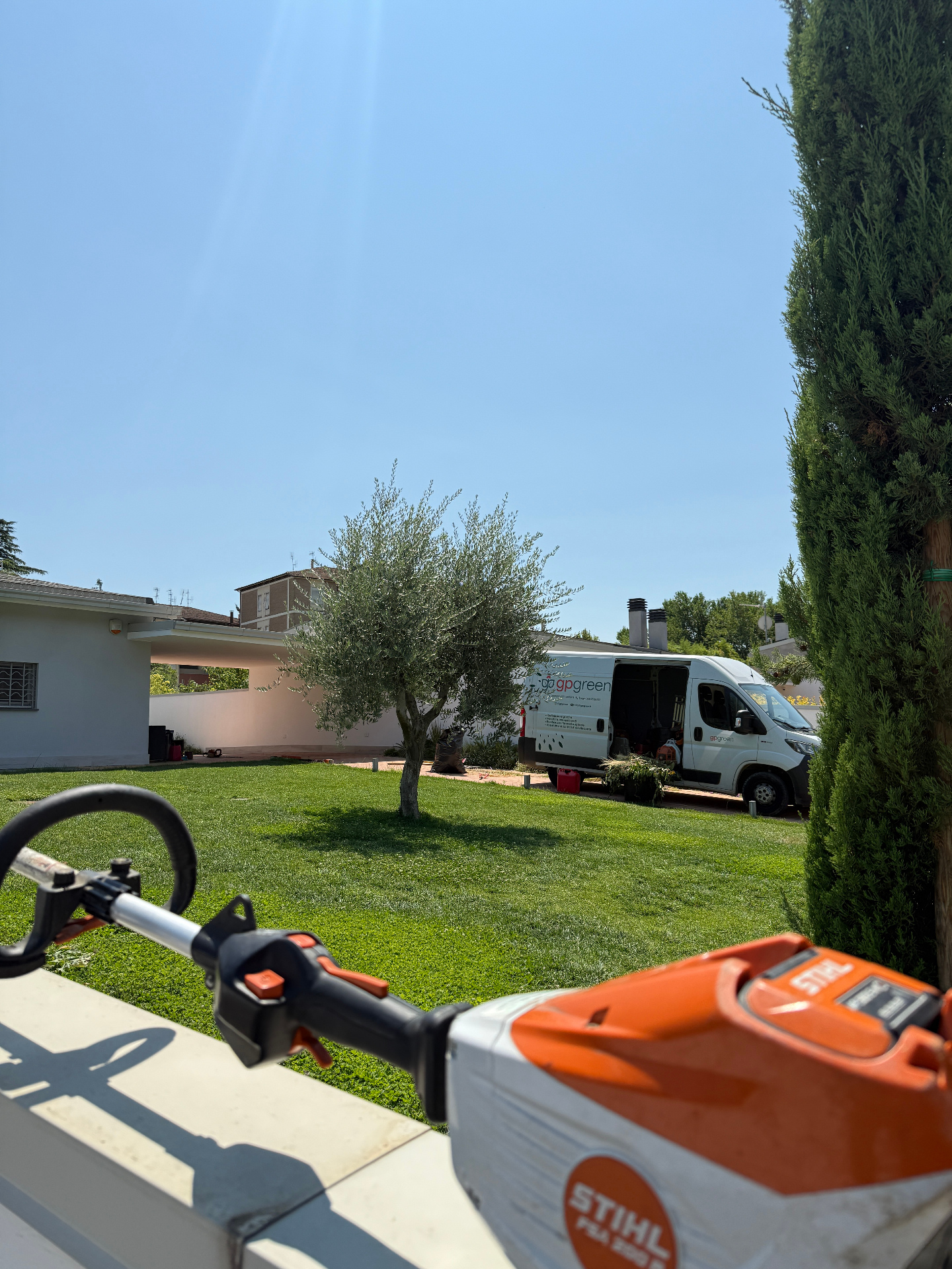 Manutenzione giardino con attrezzatura STIHL